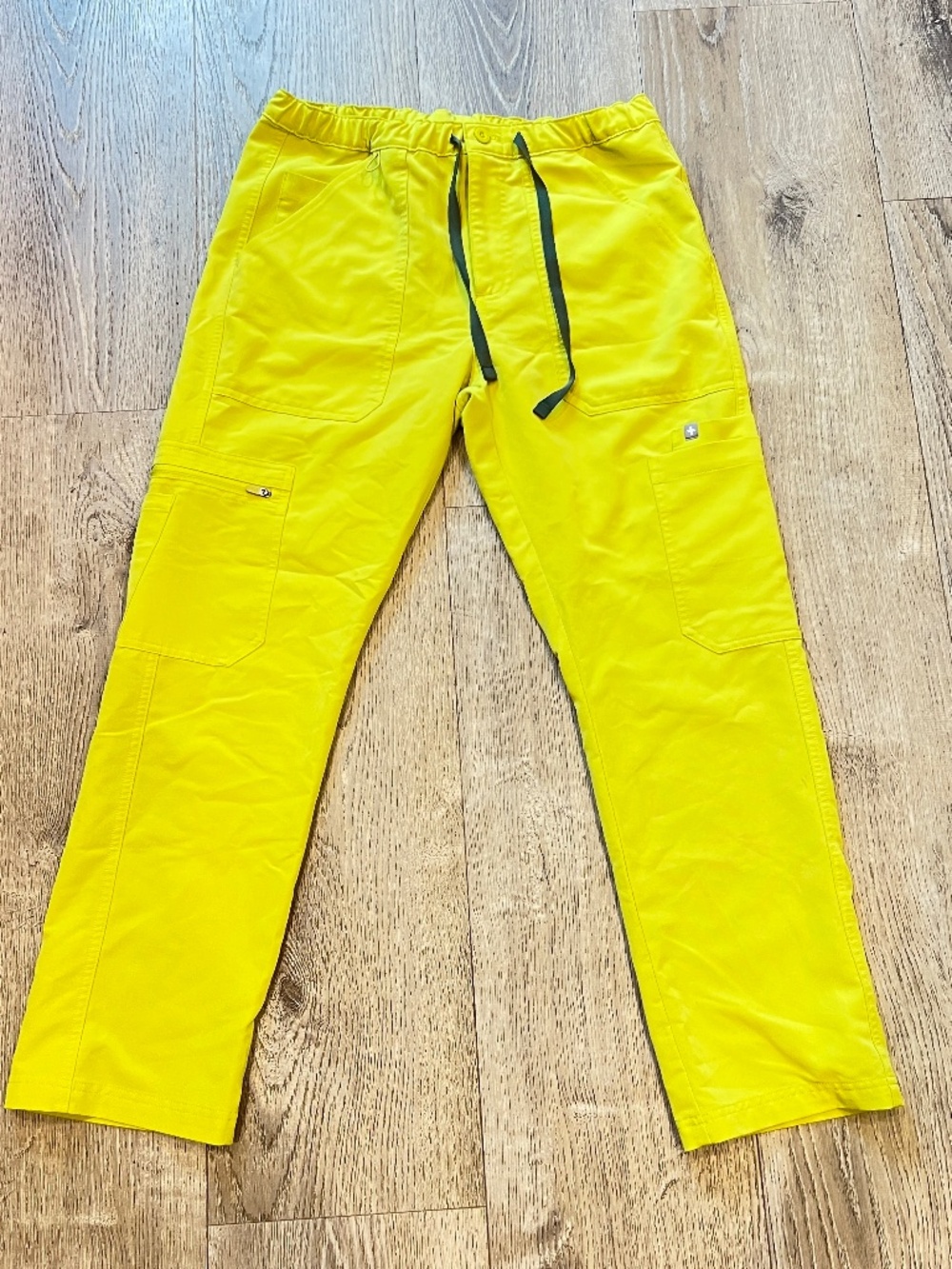 FIGS Men Small Short Cairo Cargo Scrub Pants Neon Yellow TM3001S medical uniform